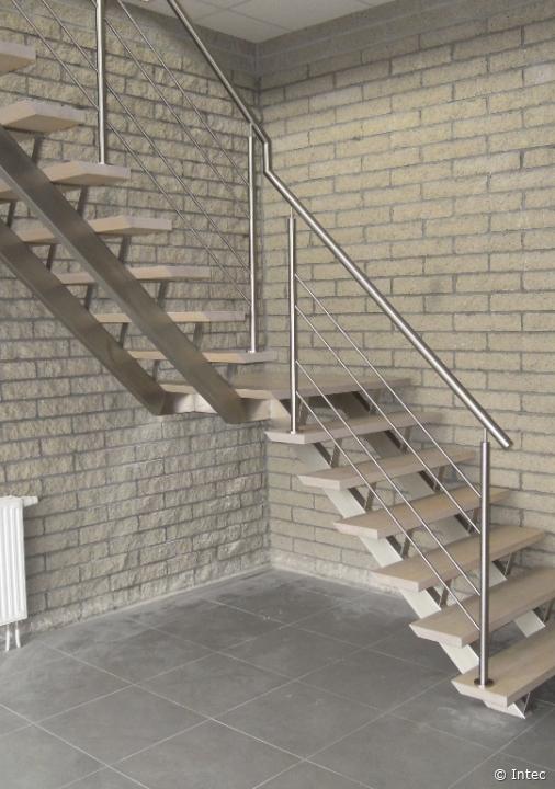 Een nieuwe trap vakkundig geplaatst in Langemark-Poelkapelle