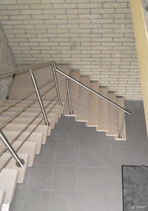 Een nieuwe trap vakkundig geplaatst in Oostkerke (Diksmuide)