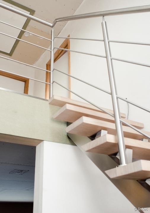 Een nieuwe trap vakkundig geplaatst in Sint-Lievens-Houtem