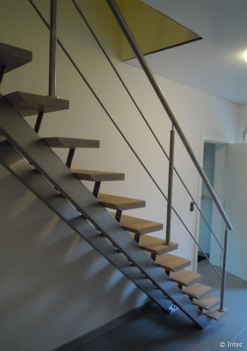 Een nieuwe trap vakkundig geplaatst in Langemark-Poelkapelle